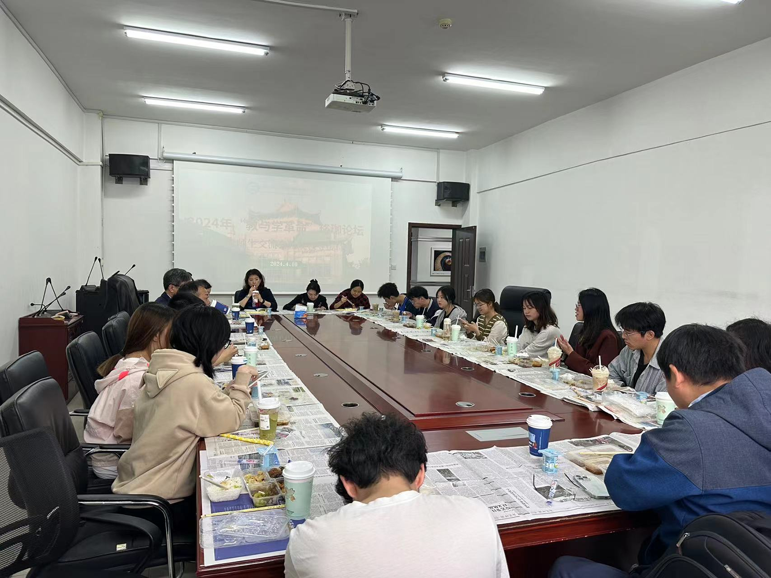 437必赢会员中心召开2022级师生交流会暨院领导接待日